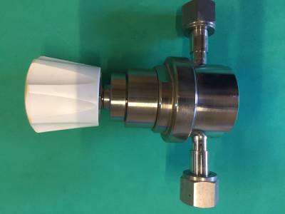 Regulador de presión de alto flujo para aplicaciones de ultra alta pureza